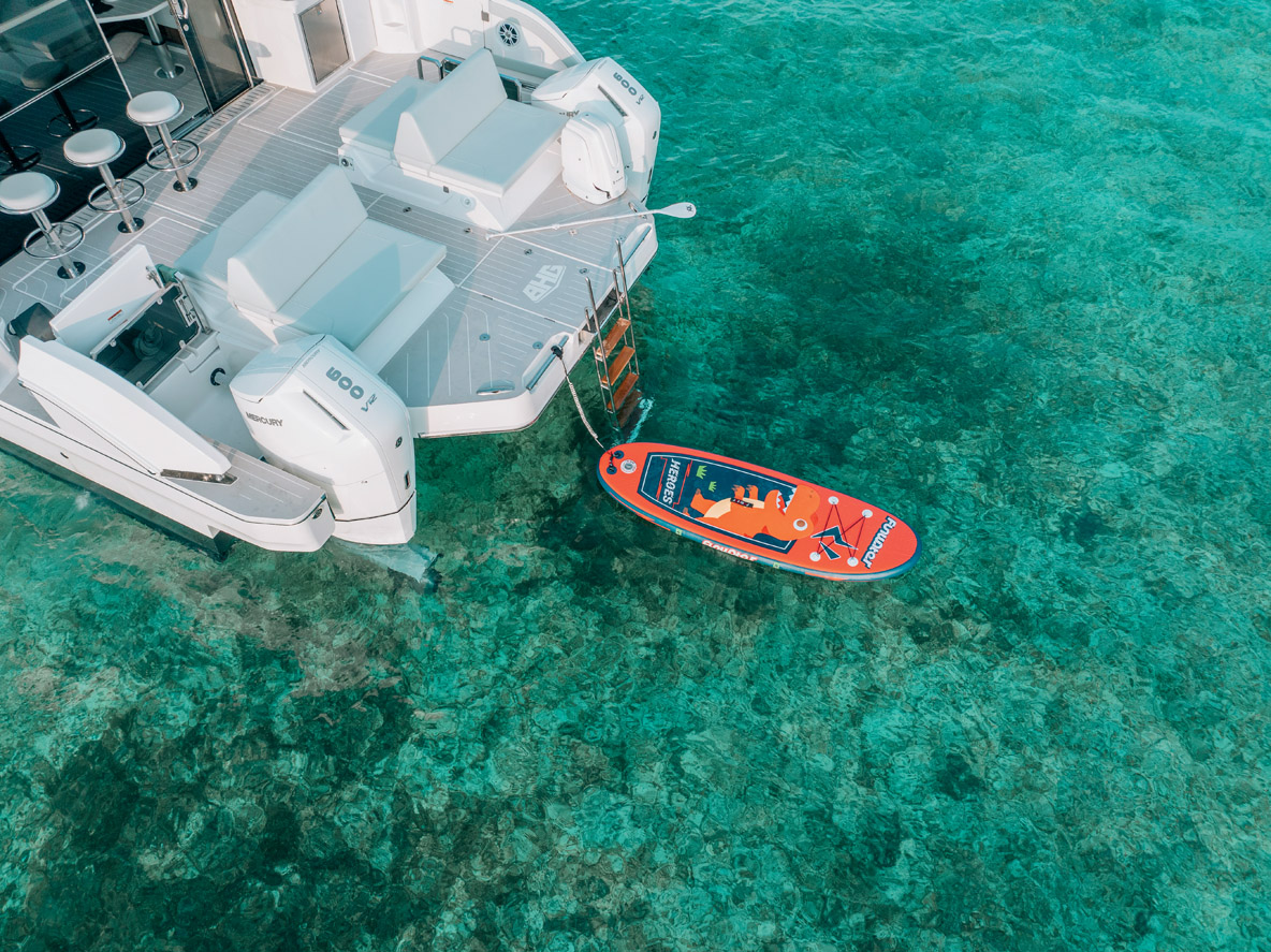 The choice of Mercury V12 engines and their mobile lower unit, combined with the catamaran hull, has made it possible to maximize the surface area of the aft swim platform.