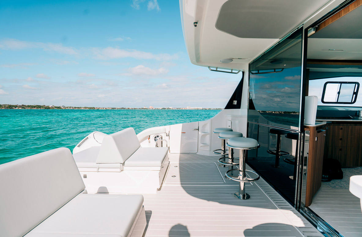 L’implantation d’un bar entre le cockpit et la cuisine est une belle addition et un gage de convivialité à bord.