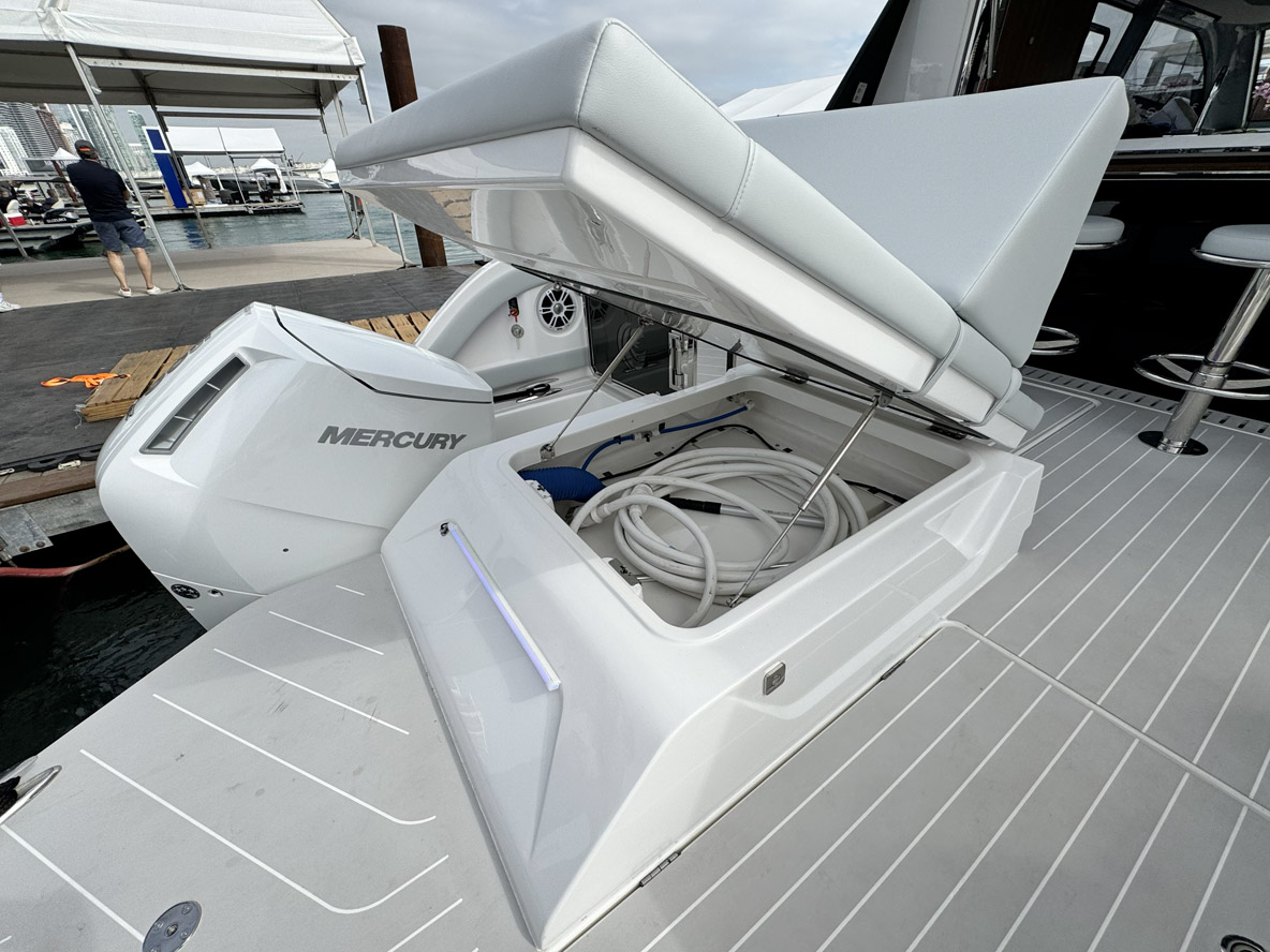 Deux assises modulables sont installées dans le cockpit et cachent chacune un bel espace de rangement.