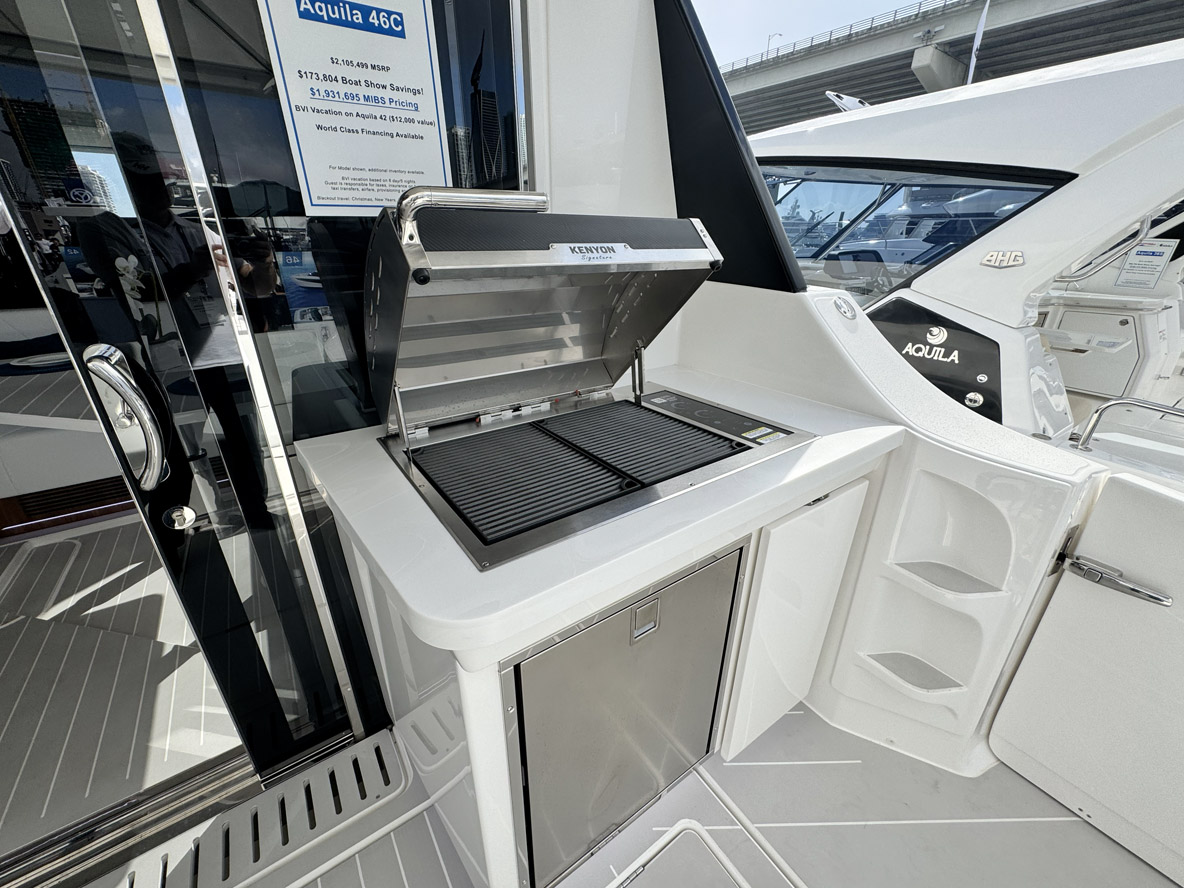 Le grill Kenyon est un produit haut de gamme ; il comprend même un éclairage intégré dans la poignée.