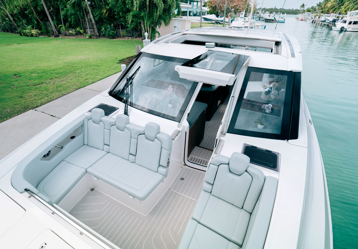 Le bowrider  affiche une taille impressionnante ;  il offre quatre sièges individuels et quelques assises supplémentaires, le tout bien protégé du vent.