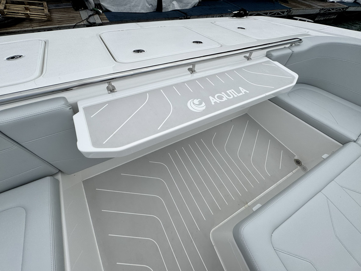 Une petite table se déplie dans le bowrider, idéal pour poser  votre cocktail !