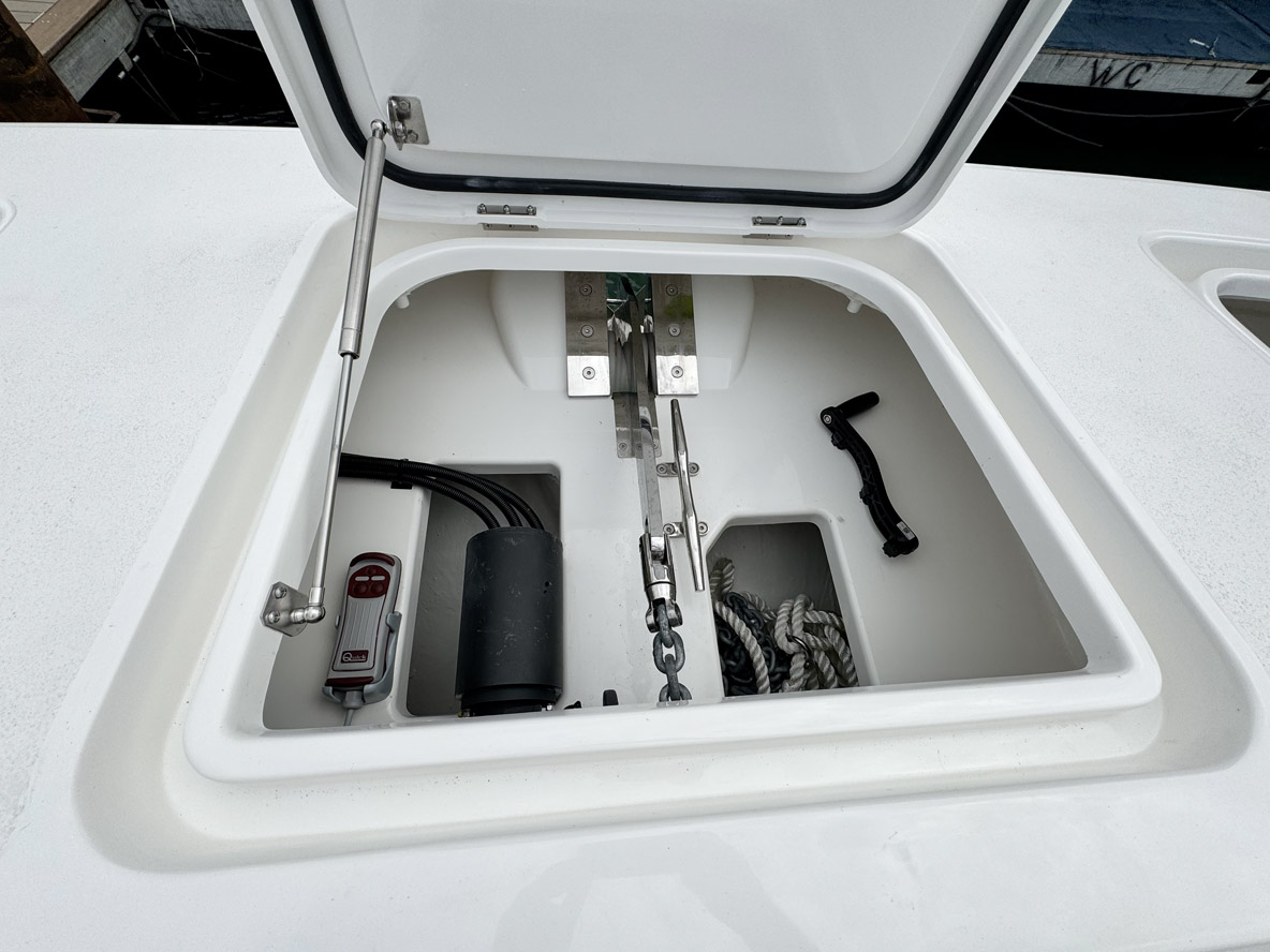 À côté de la baille à mouillage, deux coffres permettent de ranger les lignes ou les défenses.