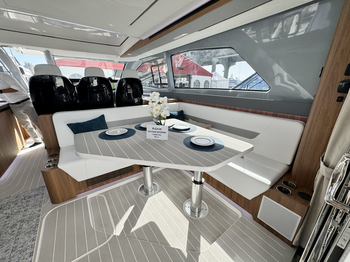 Un espace repas est situé sur  tribord, à  l’entrée de la nacelle, c’est pratique pour rester en contact avec le cockpit.