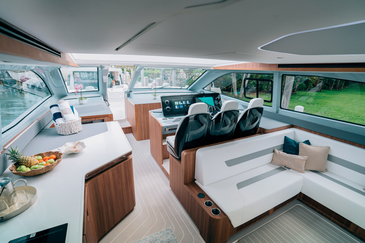 À l’intérieur, la circulation est très fluide avec  peu d’obstacles entre le cockpit et le bowrider.