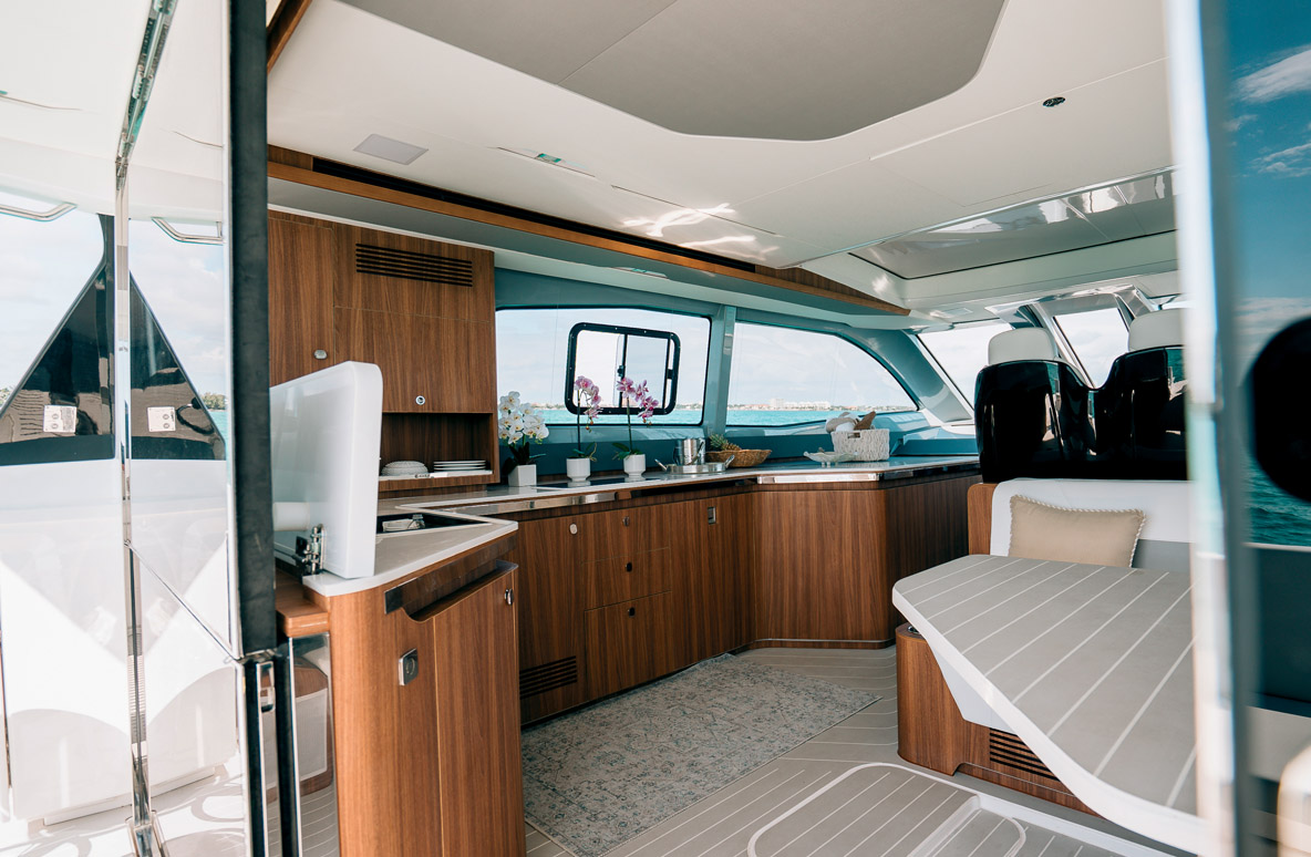 La cuisine est quasiment identique à celle d’un appartement avec en sus tout l’électroménager nécessaire pour mitonner un bon repas.