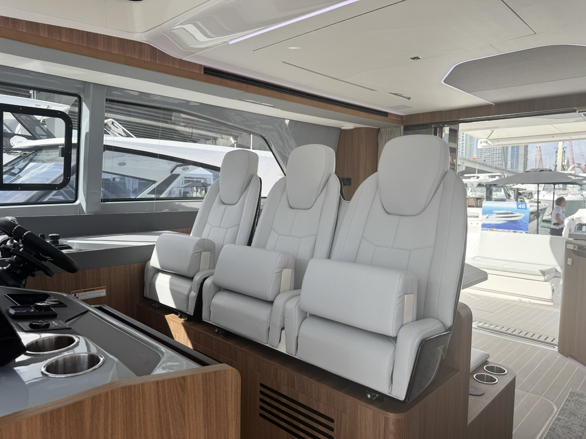 Le poste de pilotage comporte trois assises individuelles, un plus pour le confort.