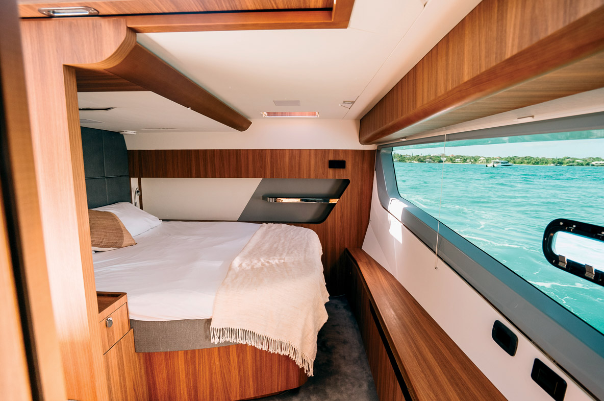 La cabine Propriétaire, un peu plus grande, est située sur tribord, et dispose d’un couchage queen size avec de l’espace de chaque côté.