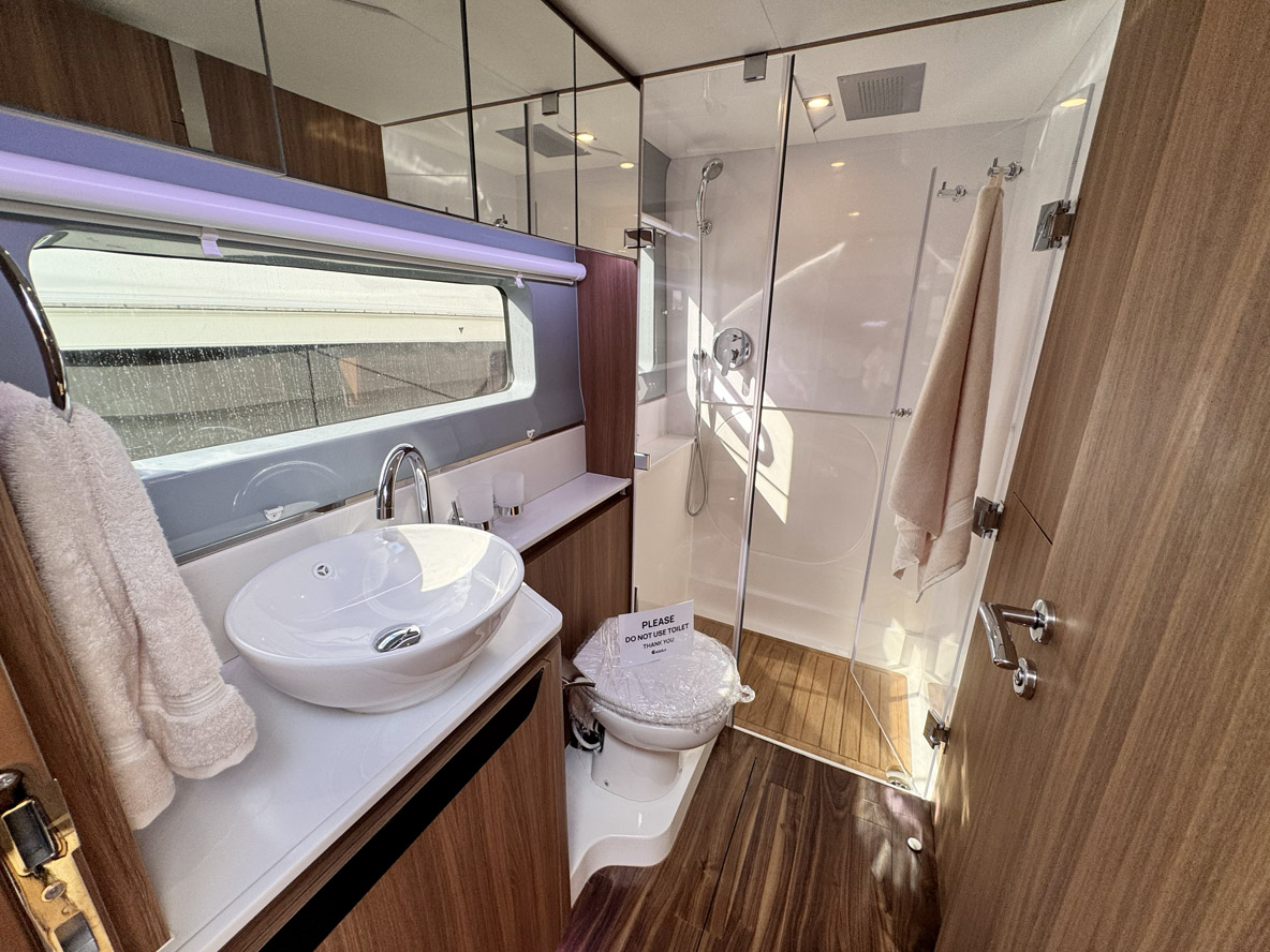 La salle d’eau Propriétaire bénéficie d’une douche fermée de grande taille.