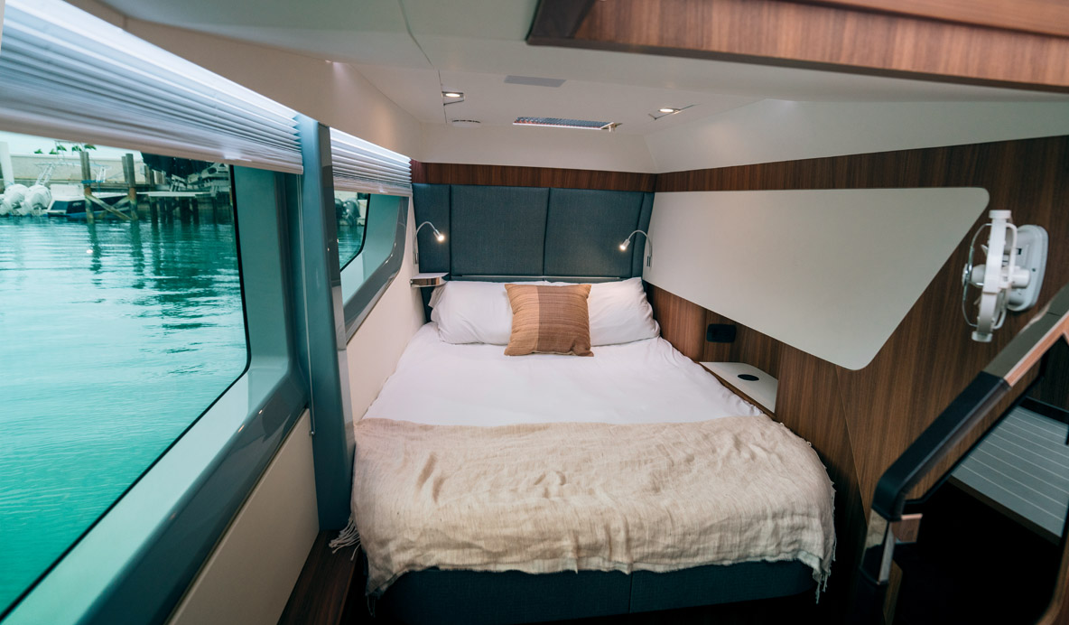 La cabine VIP est loin d’être ridicule, mais il n’y a pas d’espace de chaque côté du lit.