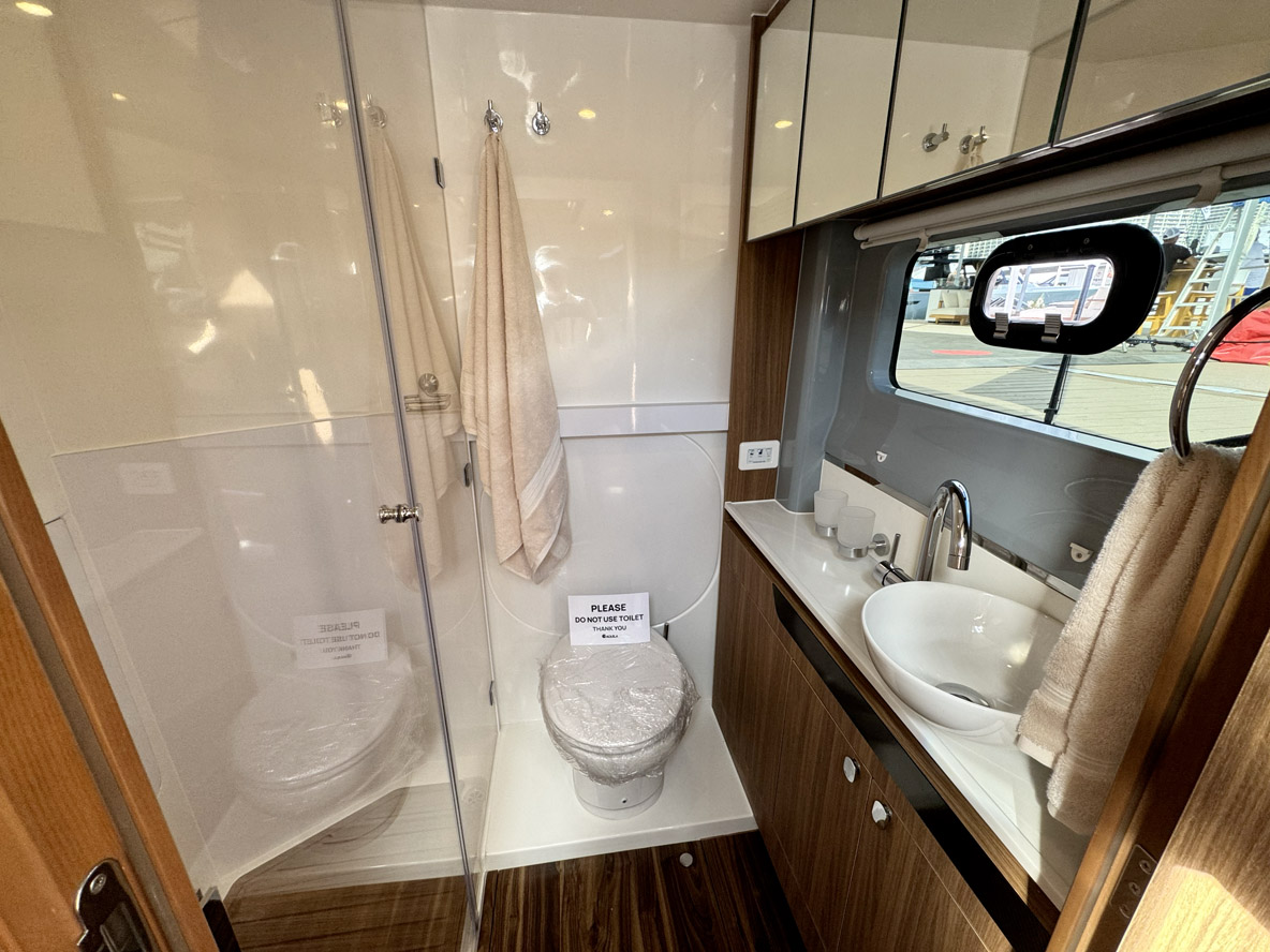 A l’instar du Propriétaire, les invités profitent d’une douche fermée et d’un lavabo avec vue mer.