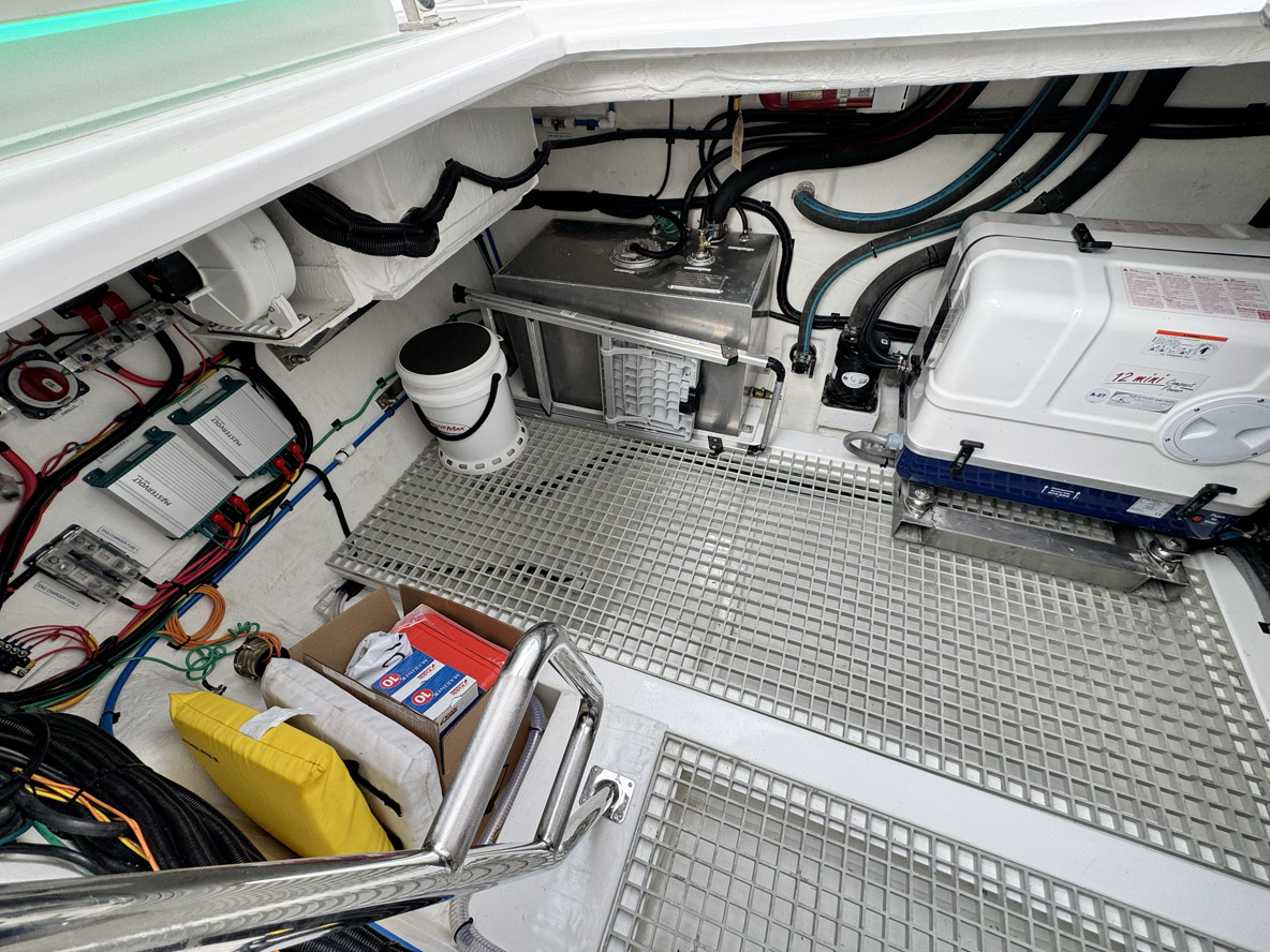 Prévu pour accueillir des moteurs inboard, l’Aquila 46 Coupe, dans cette version hors-bord, offre deux immenses coffres arrière pour les systèmes techniques et pour ranger les jouets nautiques.