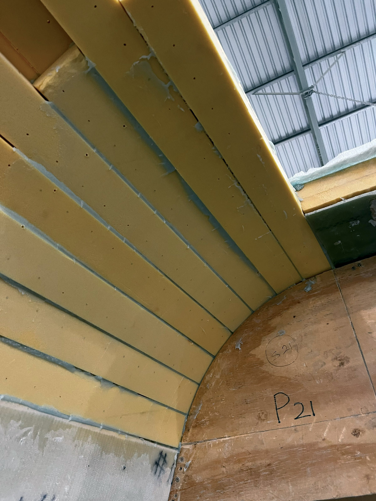 Les coques sont construites en infusion - l’extérieur est en verre/époxy pour garder le catamaran plus silencieux que s’il était réalisé en fibre carbone. Tout le reste de la structure est en revanche en carbone.