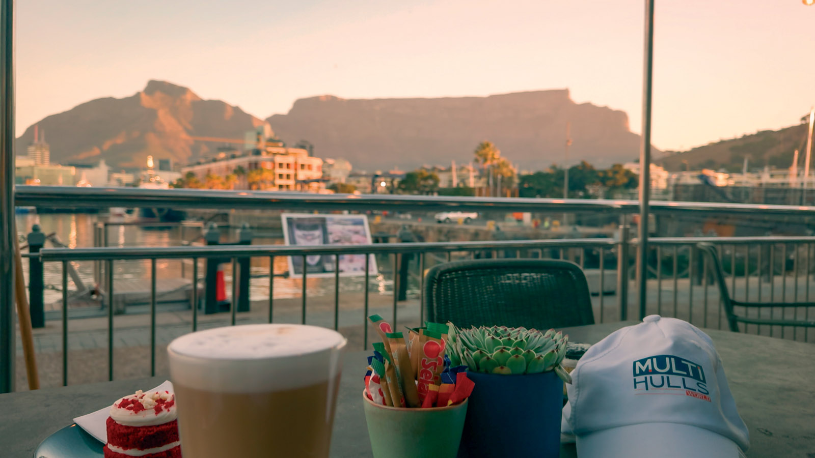 Le V&A Waterfront de Cape Town est l’hôte de nombreux chantiers et les pontons sont remplis de multicoques prêts à livrer. Il nous offre un véritable spectacle lumineux pour notre première soirée en ville.