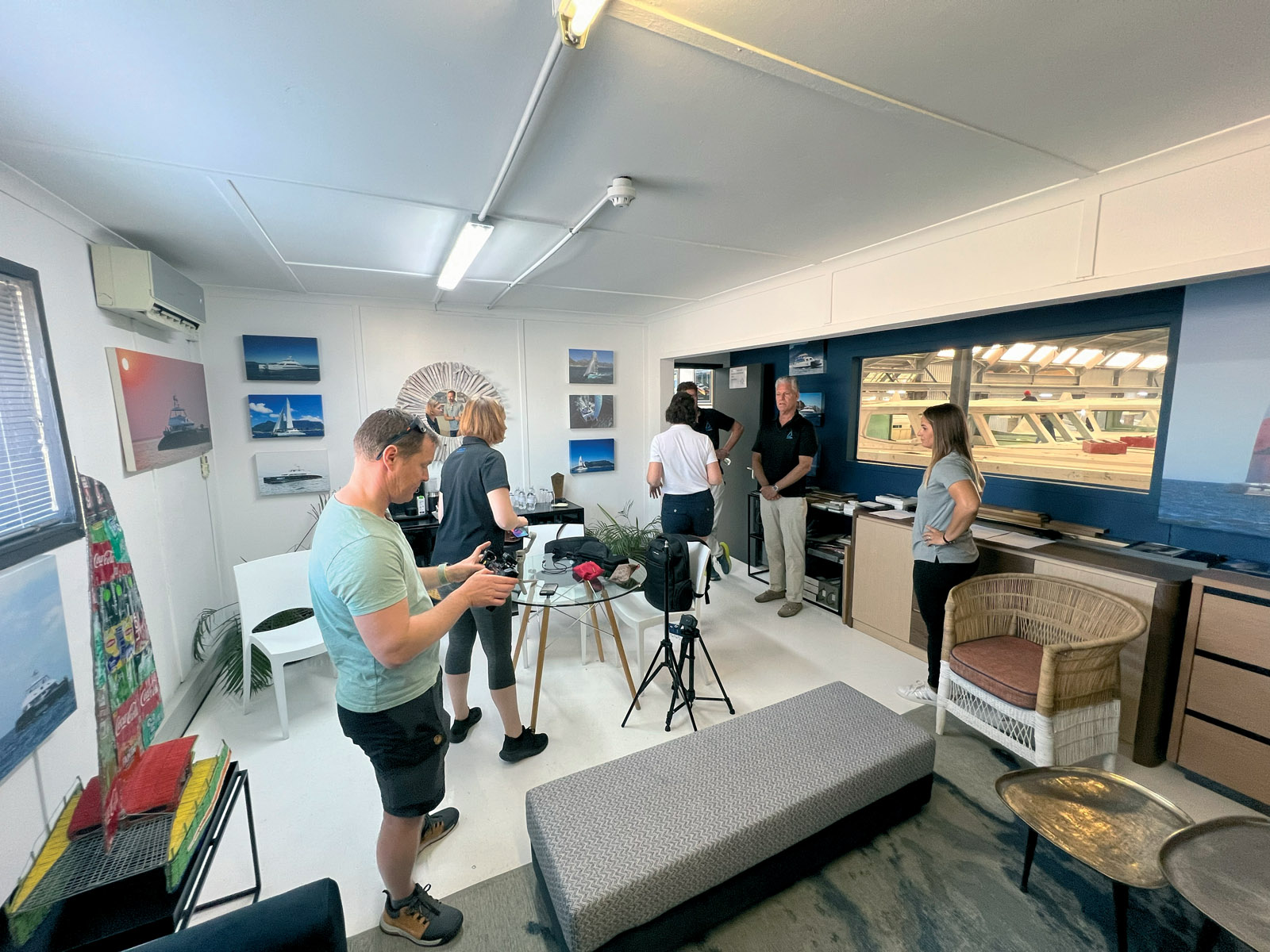 Making off : mise en place de l’équipement pour l’interview vidéo avec Phil Berman et Mark Delany dans l’usine de Cape Town. 