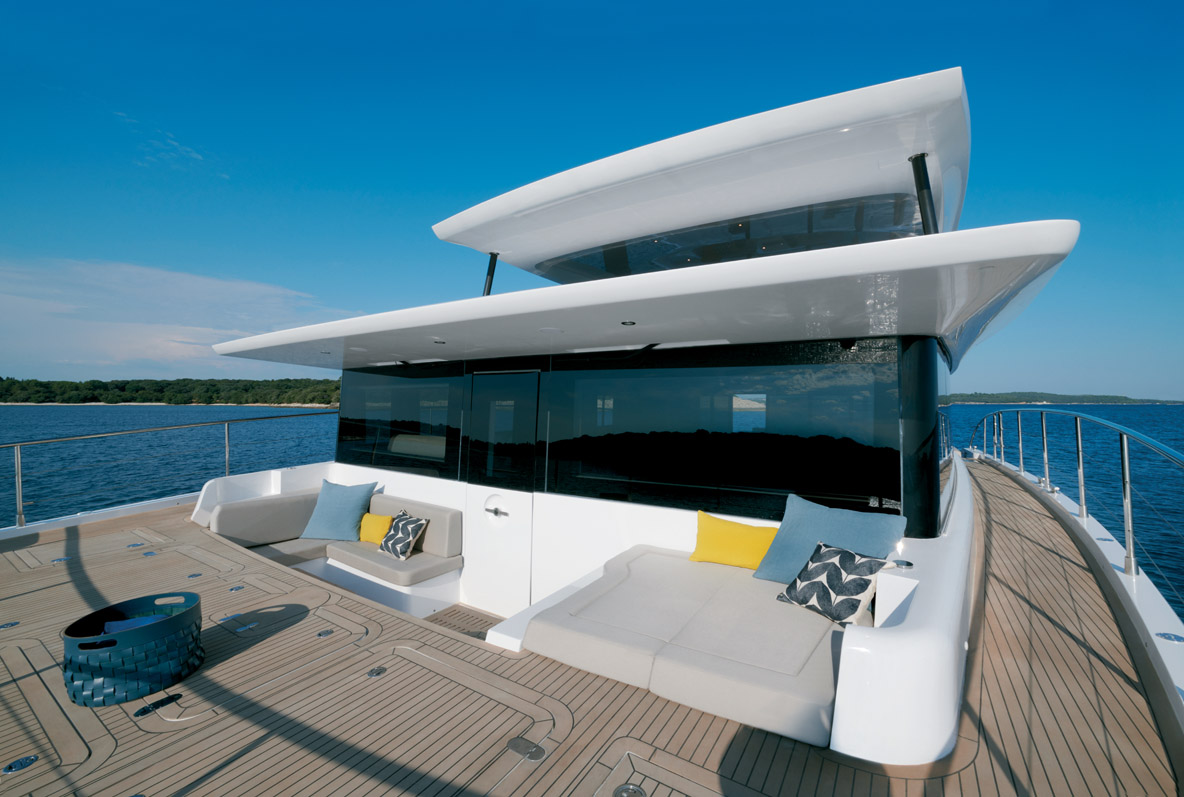 On this model, the foredeck is directly accessible from the main deck. If you choose the version with a forward cabin, you will only have a few cushions here.