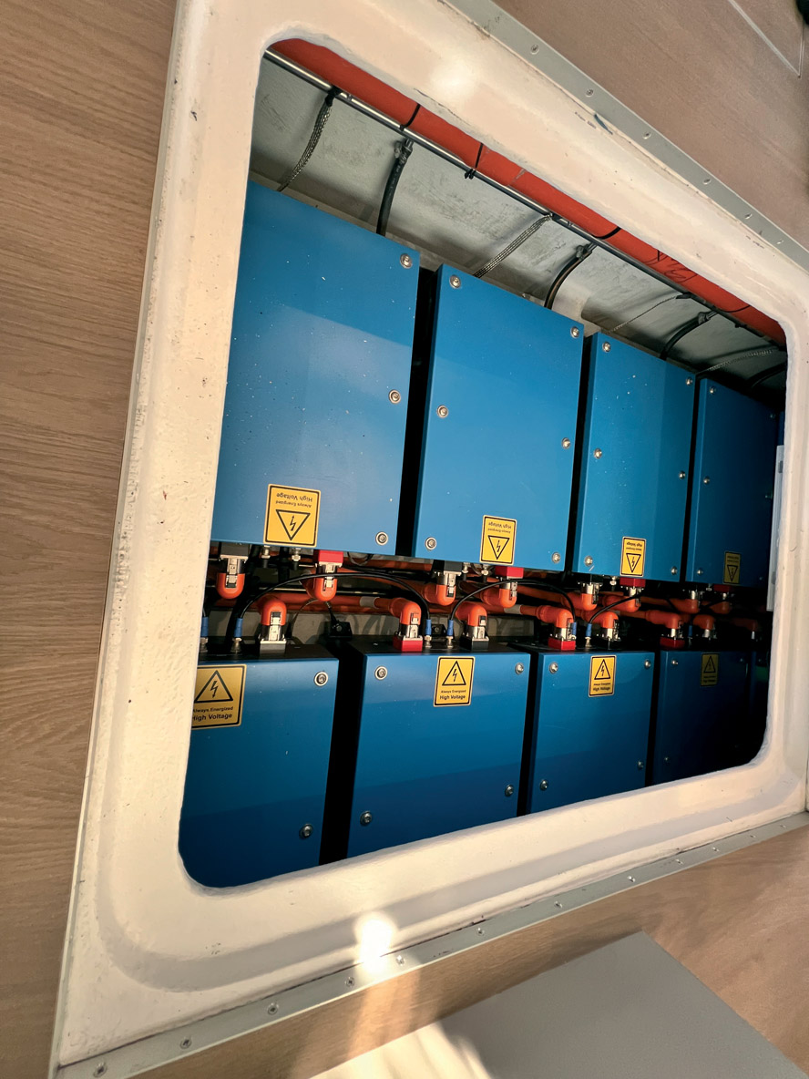 The SY62’s main source of energy comes from the numerous solar panels installed on board. These power a battery bank with a capacity of up to 348 kWh.