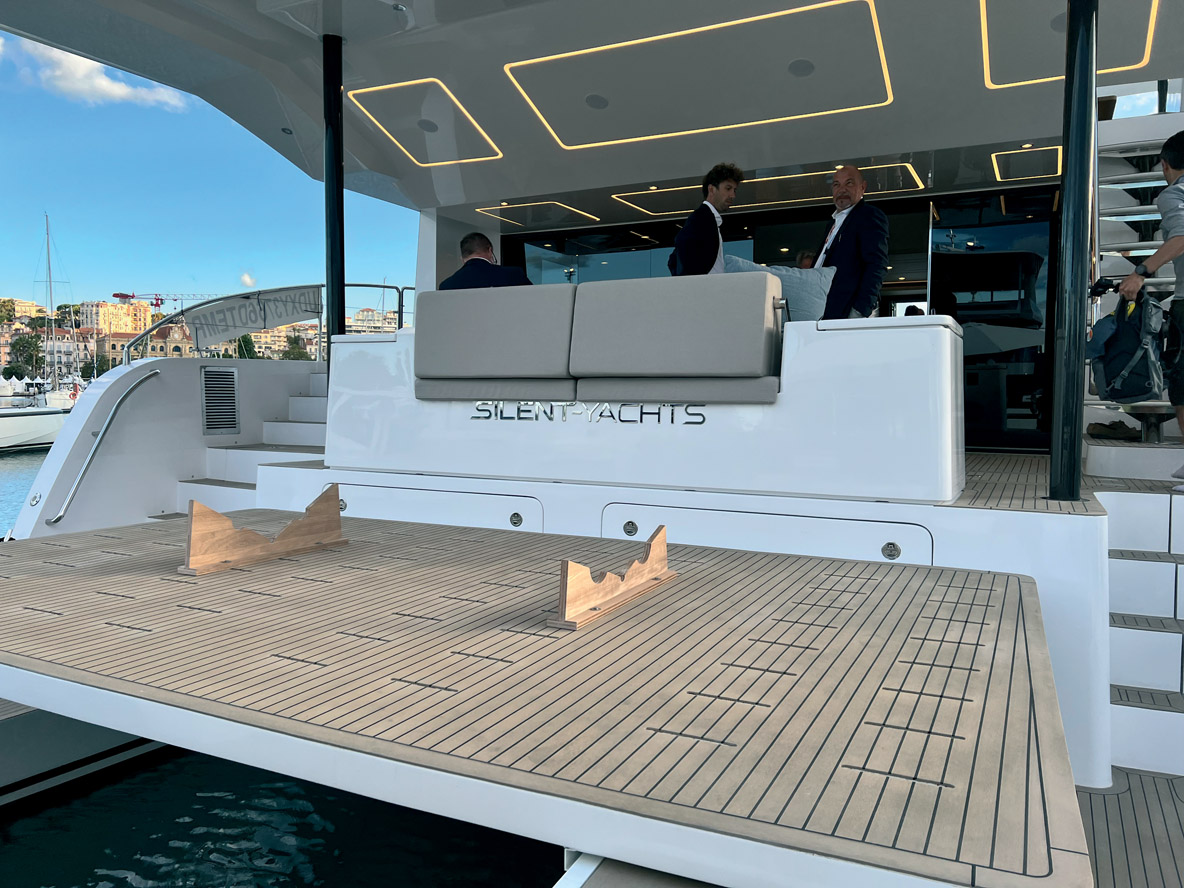 Compared to the original 60, the SY62 has been lengthened by 87 cm  (34 inches), mostly in the sugarscoops and aft platform.