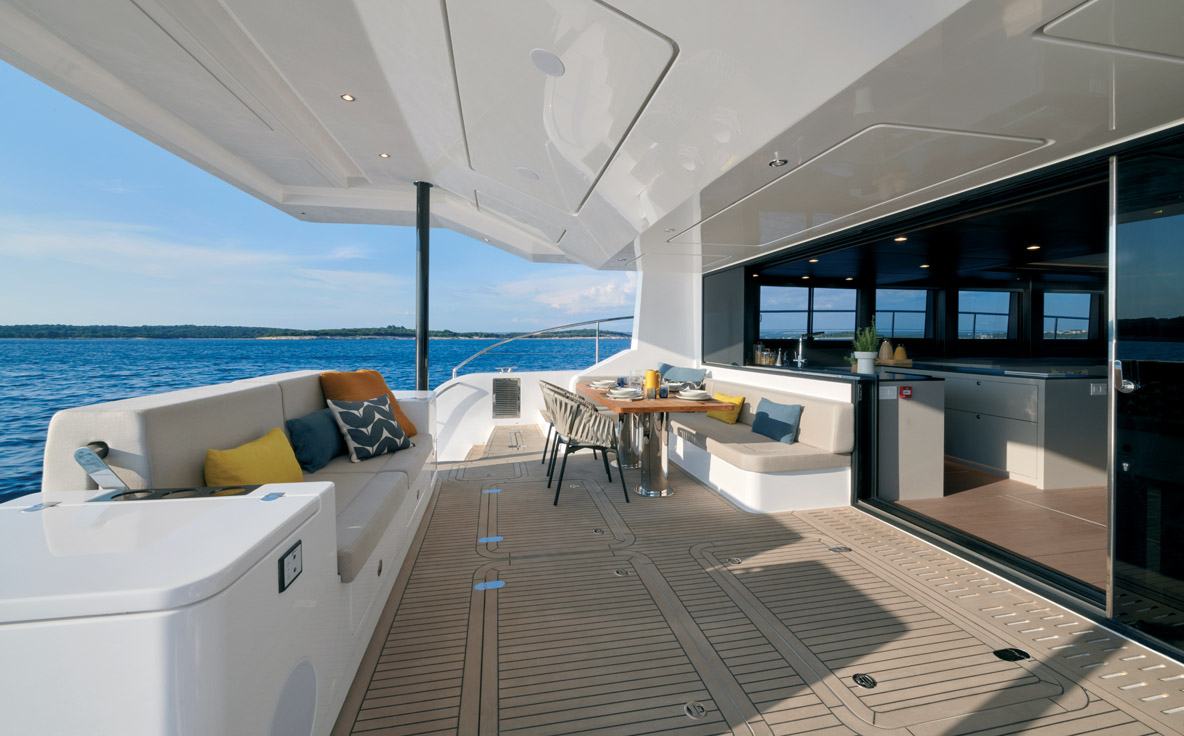 The cockpit is spacious and well protected: a perfect setting for alfresco dining.