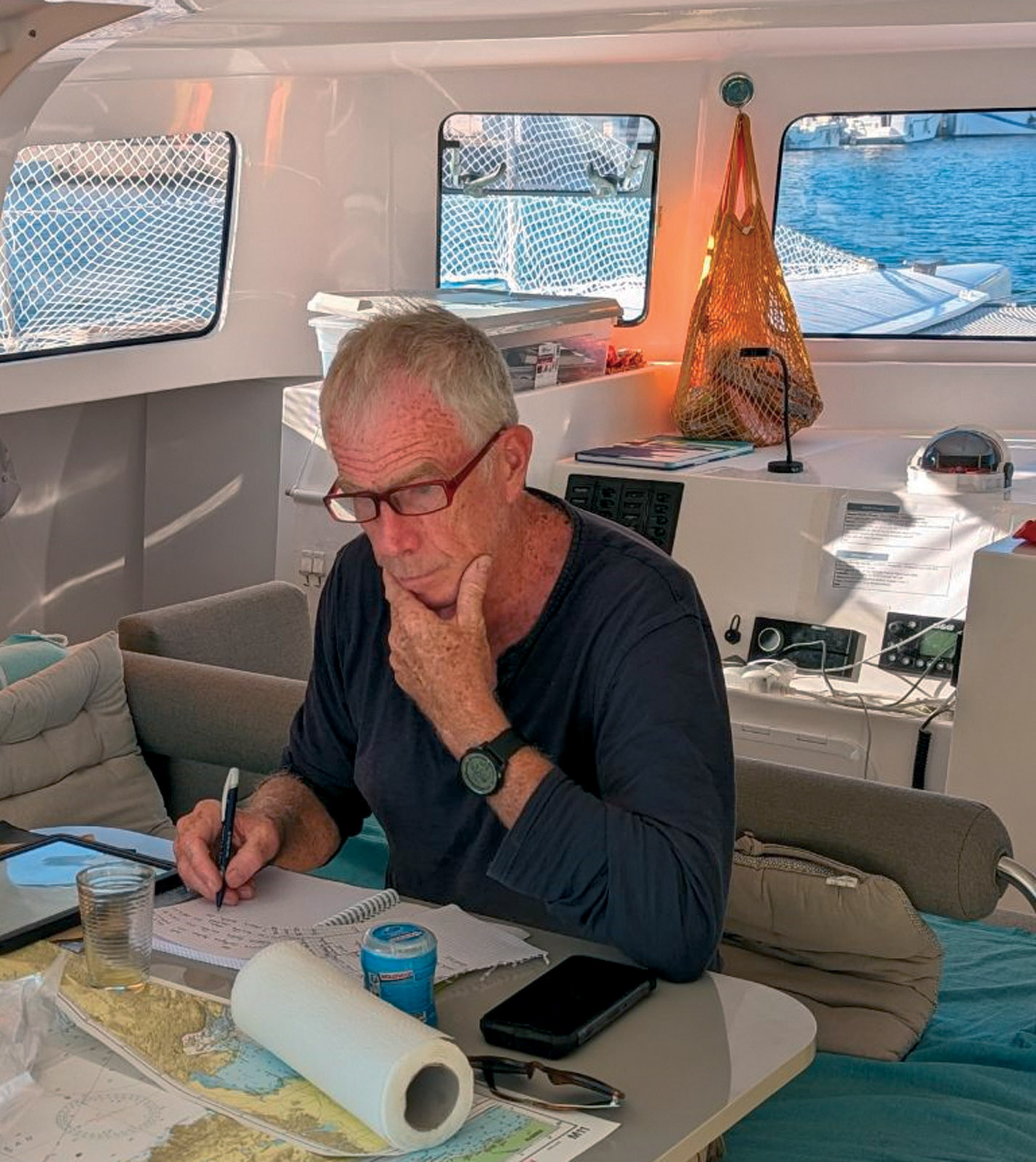 Profitant de l’escale, Frédéric prépare  la prochaine navigation de Yumelo.