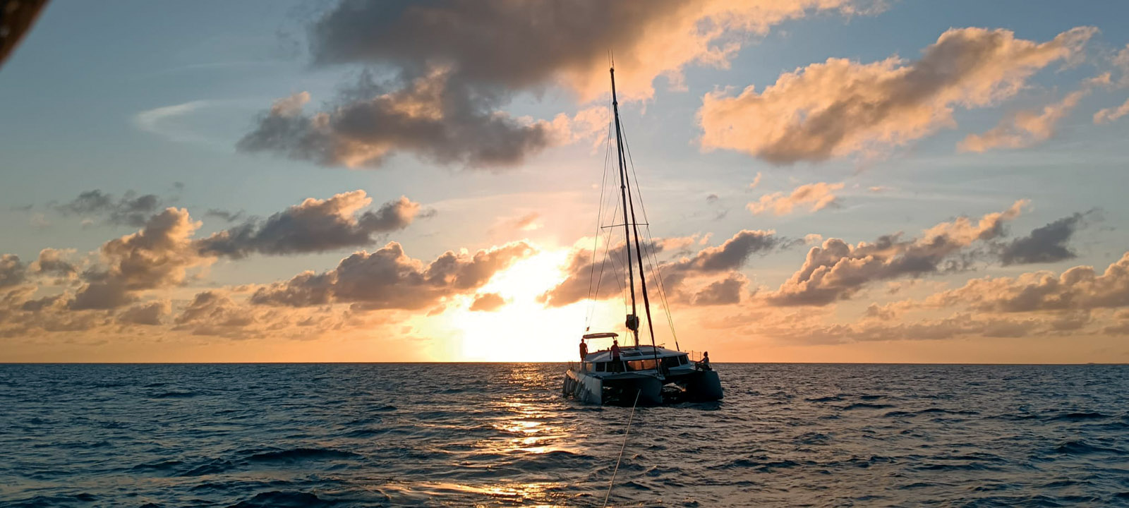 Yumelo remorqué par Anakao suite à un problème d’hélice en arrivant à Barbuda.