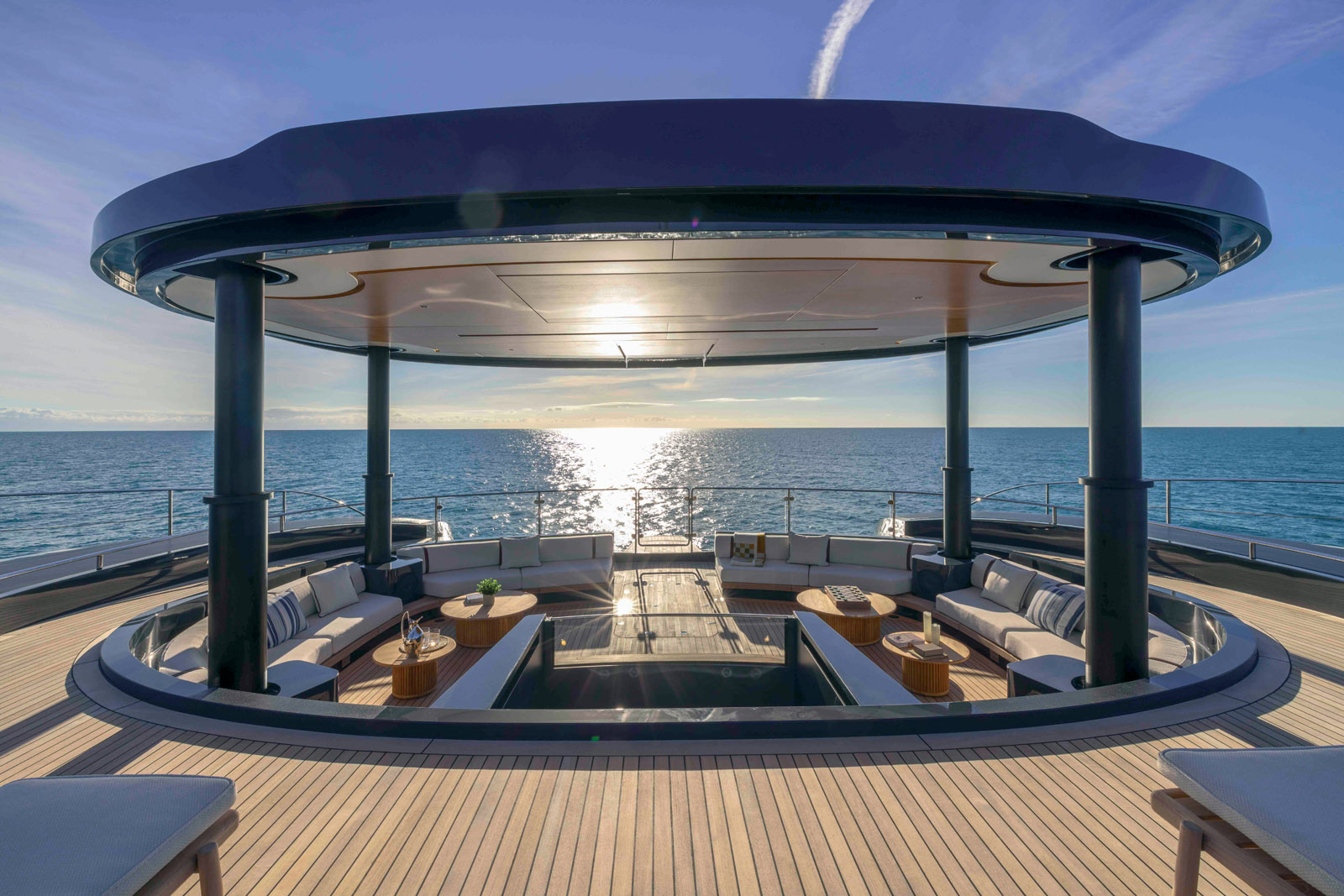 Elément unique dans l’univers des catamarans, le  Seawolf X dispose d’un gazebo sur le pont avant avec jacuzzi. L’ensemble peut également se transformer en cinéma de plein air avec un écran de 75 pouces.
