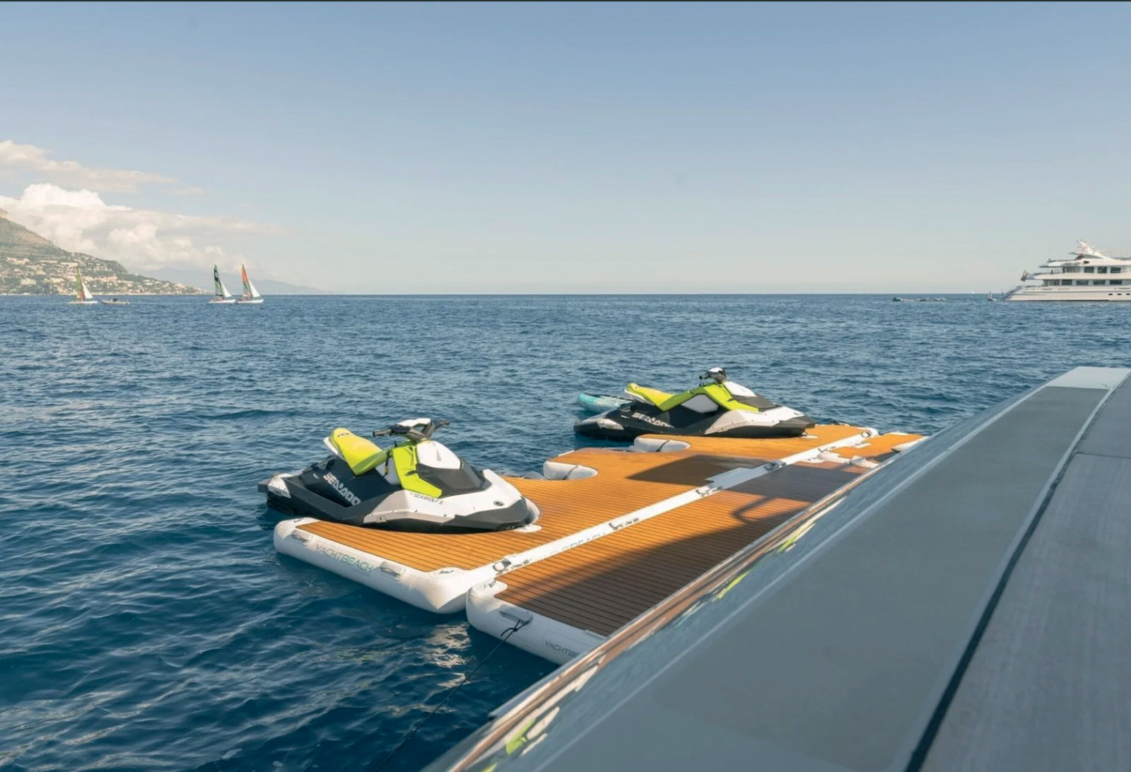 Pour occuper les invités, le catamaran dispose de jet-skis et de nombreux équipements de loisir.