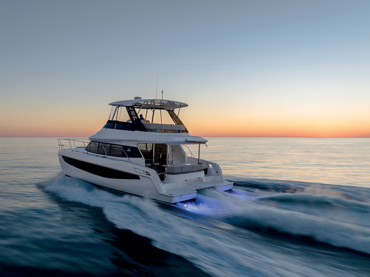 Avec une vitesse de croisière d’environ 18 nœuds, l’Aquila permet d’envisager un joli programme de cabotage.