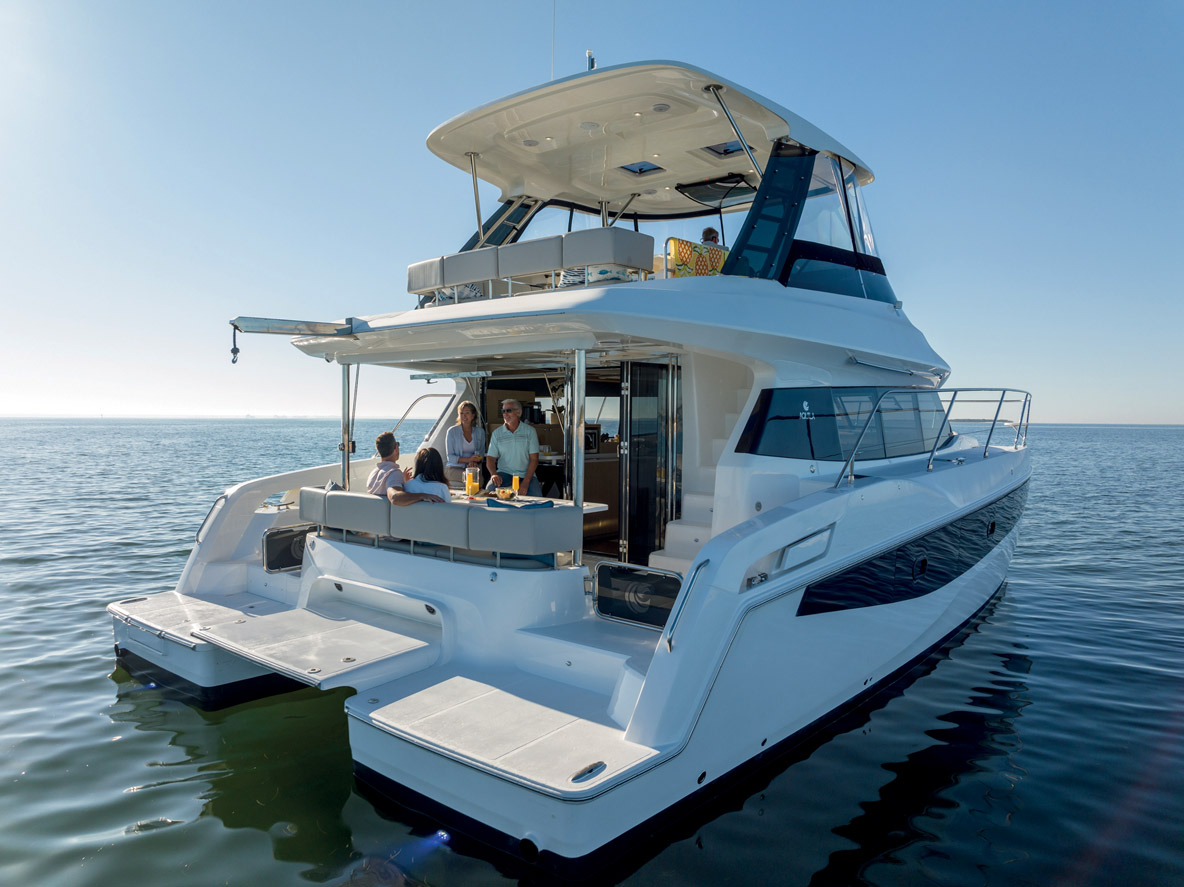 En s’élargissant vers l’arrière, les coques offrent des jupes de belle largeur.