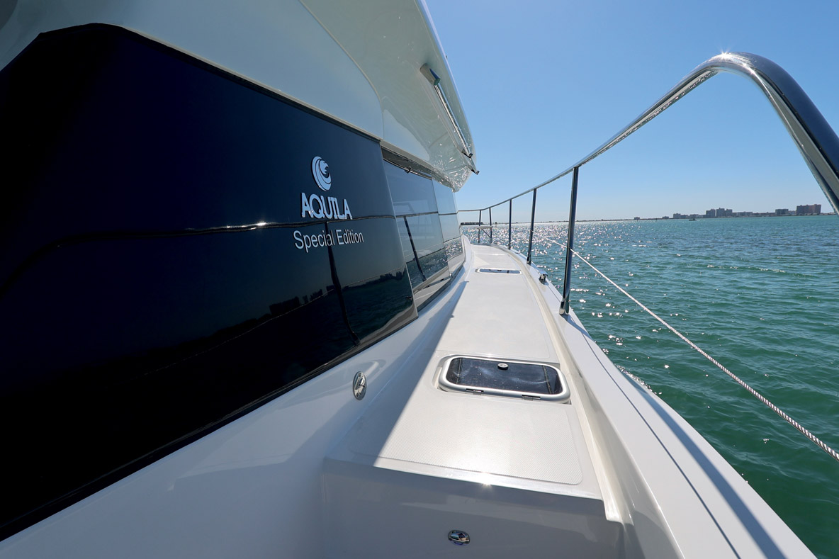 Les passavants sont larges et confortables et l’on trouve facilement de quoi se tenir.