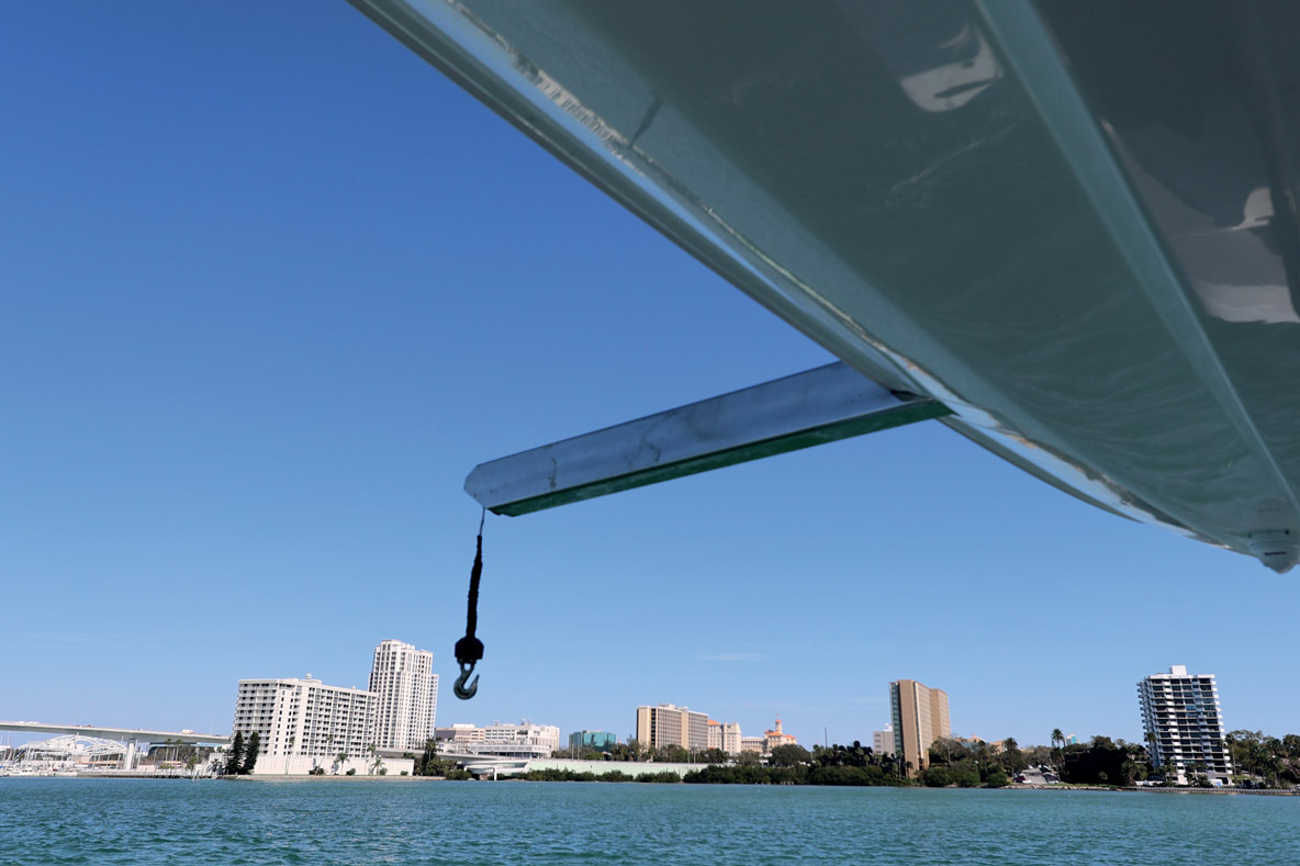 Une grue plutôt discrète  est logée dans le toit ;  elle permet de hisser l’annexe sur la plateforme centrale arrière.