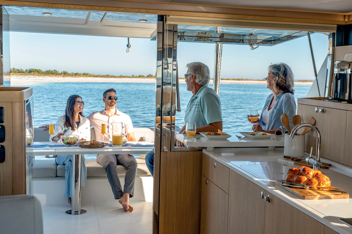 Très convivial, le cockpit offre une belle banquette et une table pour 8 à 10 convives, le tout non loin de la cuisine.