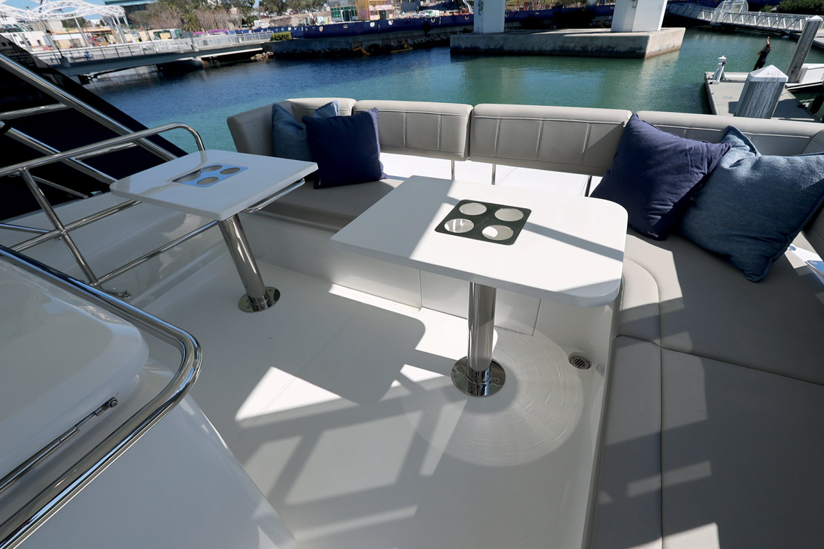 Assez vaste, le flybridge offre tout ce qu’il faut pour distraire les invités, à commencer par une table et un gril. La première, tout en longueur, dispose d’un élément amovible pour faciliter la circulation. Le second, avec l’évier/réfrigérateur, forme un module complet, mais peu encombrant.