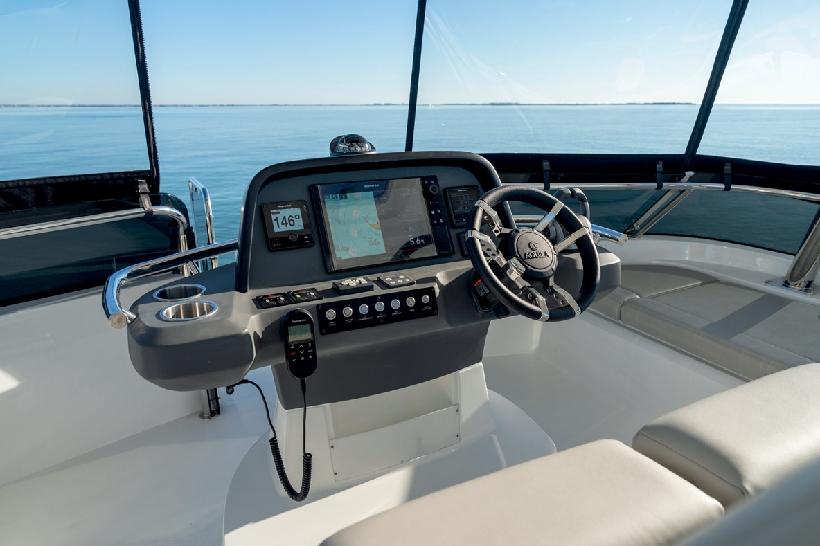 Le poste de pilotage est très aérien, ce qui facilite les déplacements. Il reste néanmoins très complet et profite d’une excellente visibilité.