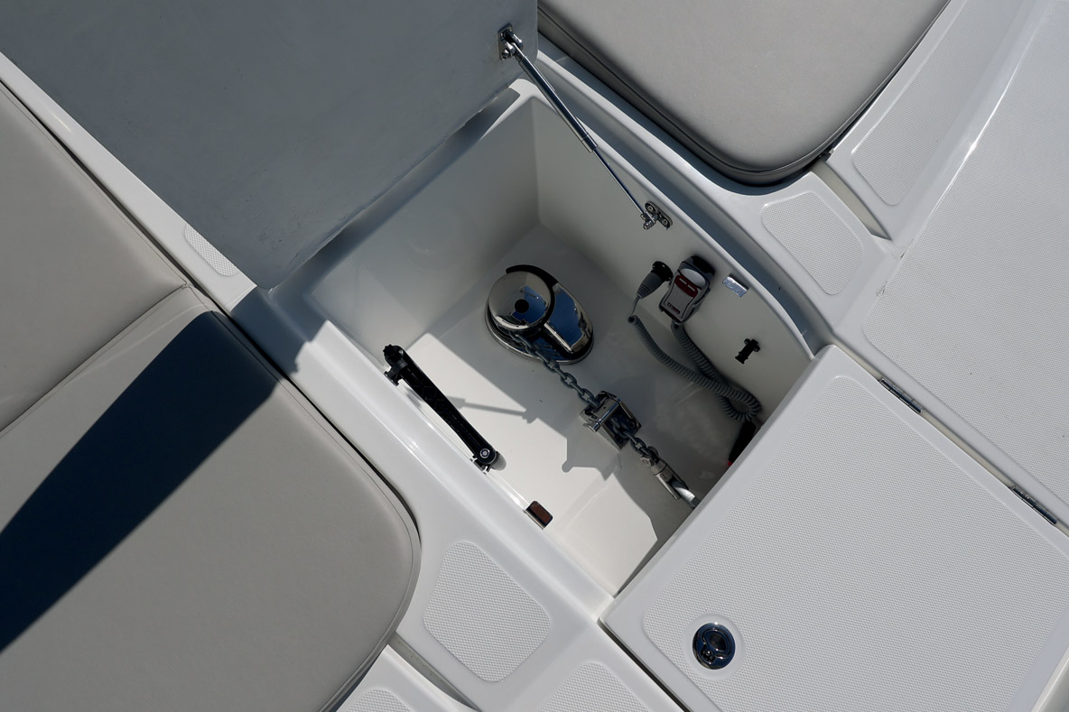 L’ancre à poste est très bien intégrée. Si besoin, l’accès  au guindeau est  très facile.