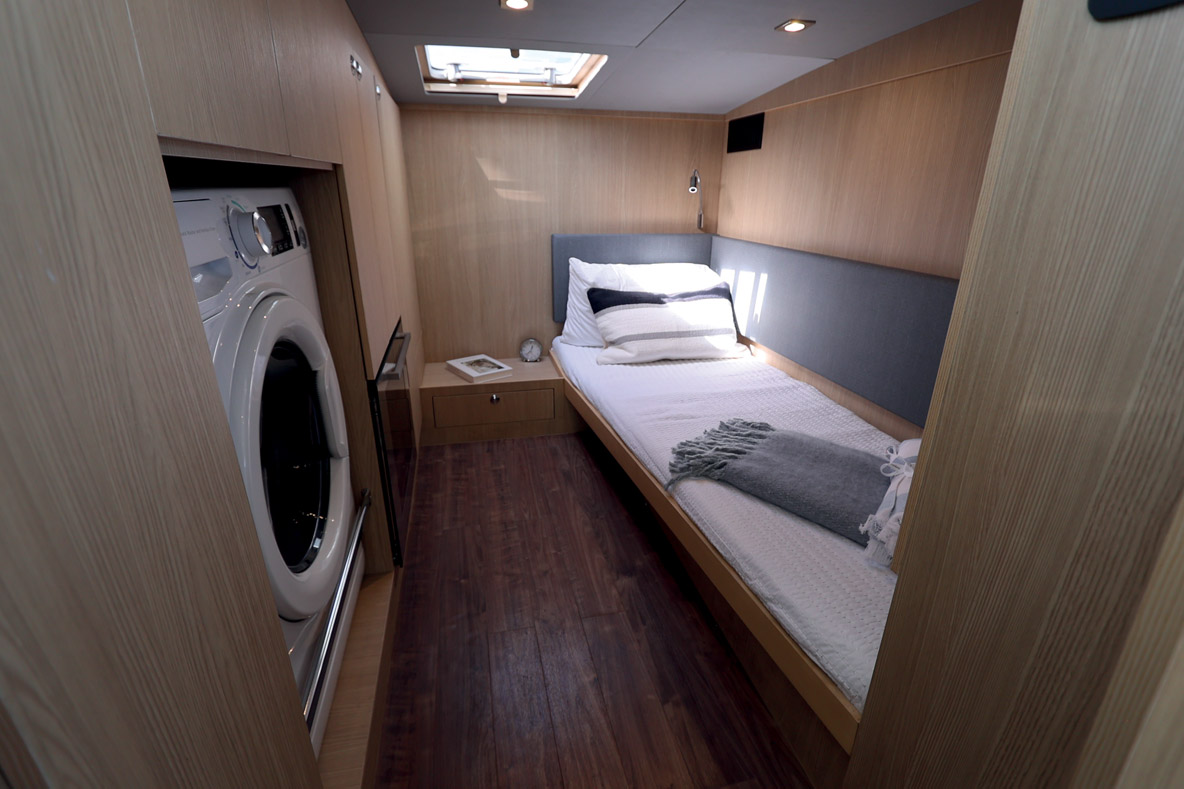 At the front of the main deck, there is a small multi-purpose cabin that can be used as an extra sleeping area. Here, you’ll find the washing machine and the wine cellar.
