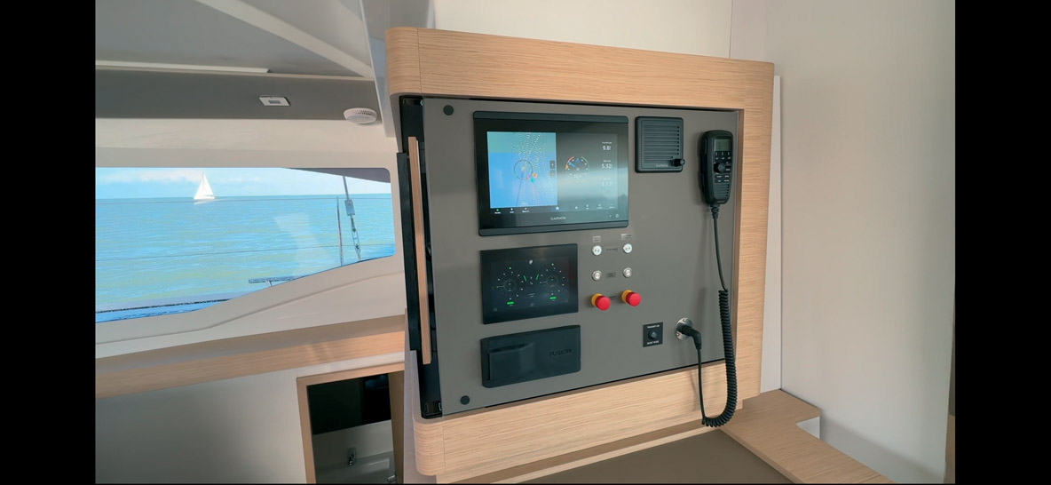 Les instruments du coin navigation ont migré sur cette façade proche du cockpit.