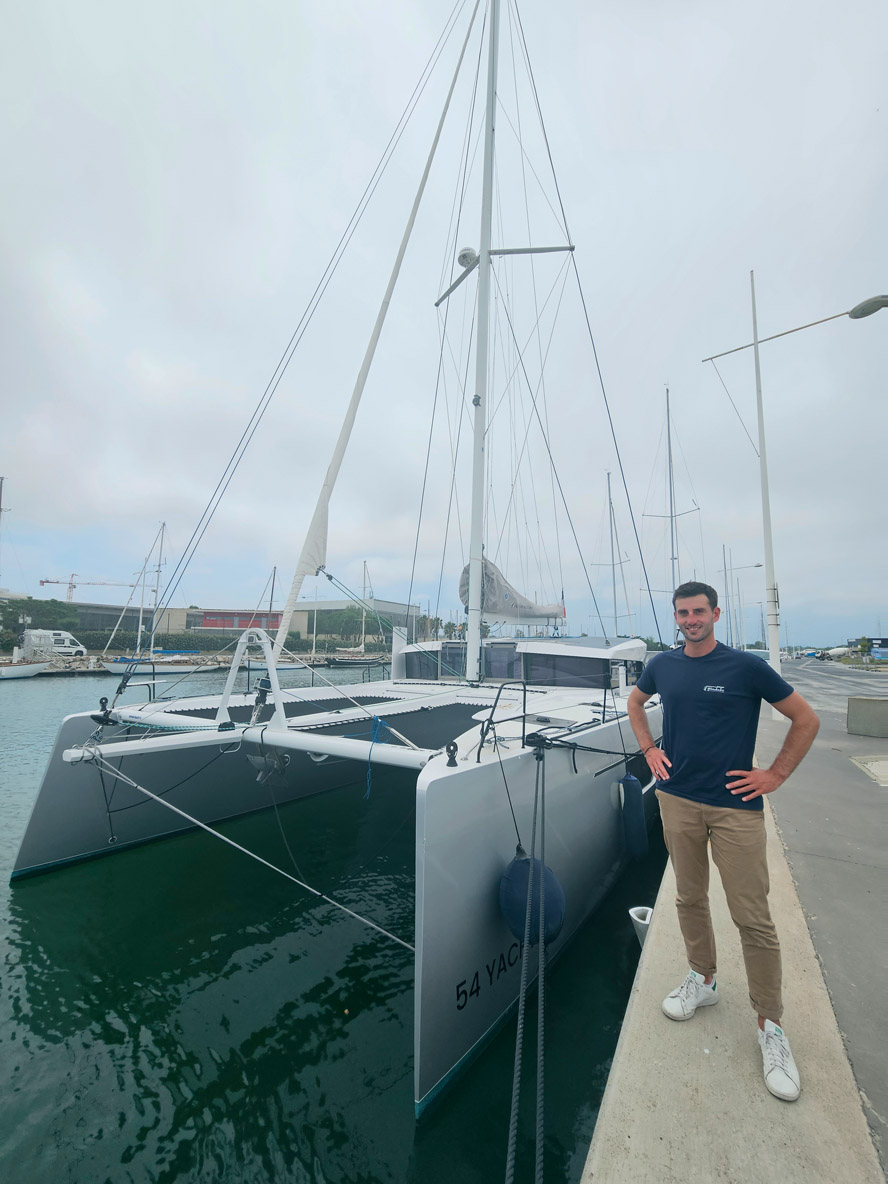 Gautier Kauffmann à Canet-en-Roussillon devant un New Windelo 54 Yachting amarré devant le chantier.