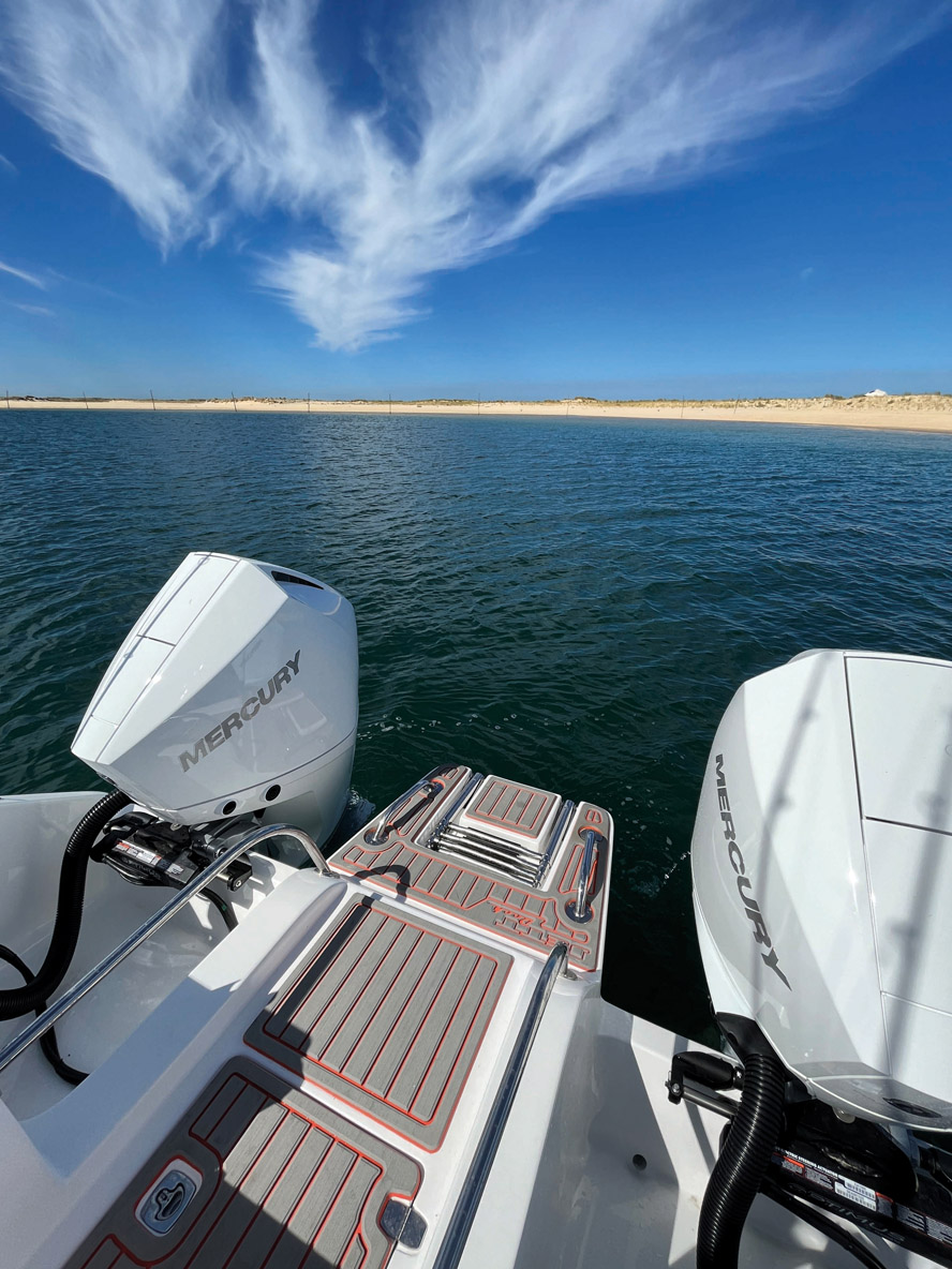 La grande plage arrière priorise l’aisance des  pêcheurs du bord –&nbsp;on peut tout de même compter sur quelques assises  et sur une petite plage arrière à l’heure de la baignade.