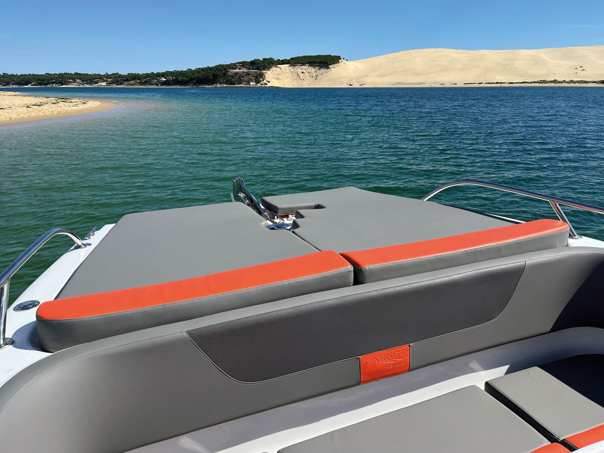 Du côté de l’étrave, il est possible de profiter d’un bain de soleil –&nbsp; mais les coffres sont alors inaccessibles.