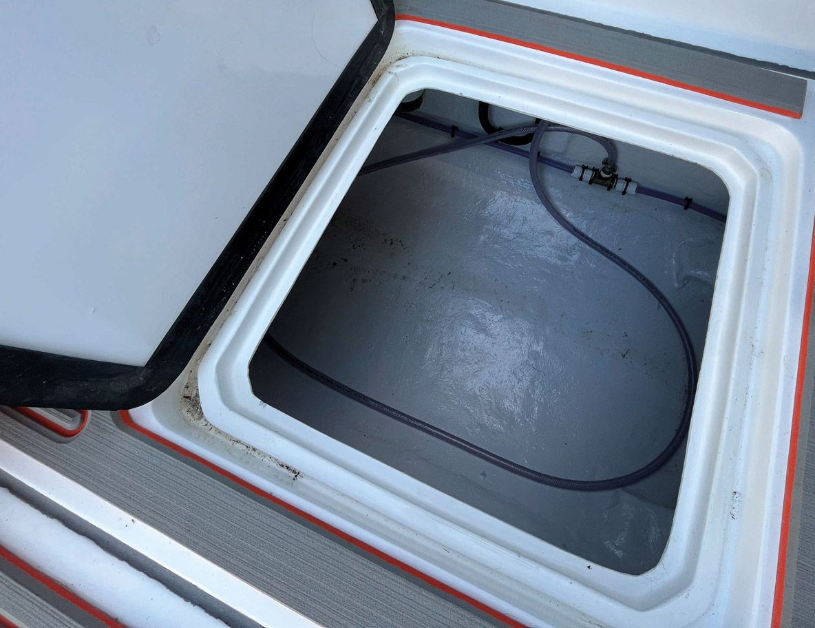 Et les coffres, il y en a partout&nbsp;! Dommage que les plus grands ne soient pas équipés de vérins ou au moins de butées.