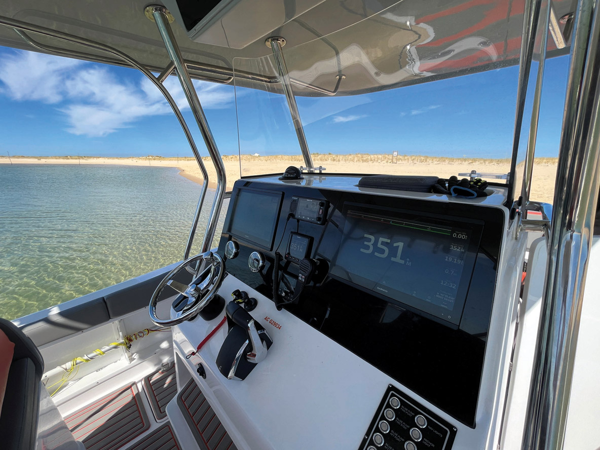 Le pilote est bien installé à son poste de barre, avec une instrumentation aisée à appréhender et toujours bien visible.