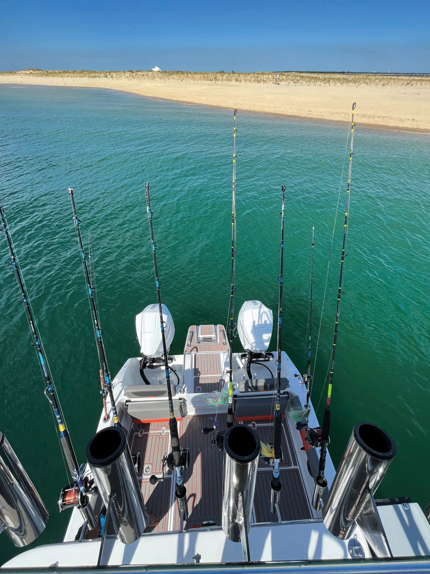 L’accès au second poste de barre sur le fly n’est pas évident –&nbsp;mais, lors des approches et manœuvres de pêche, la vue sur le plan d’eau est idéale…
