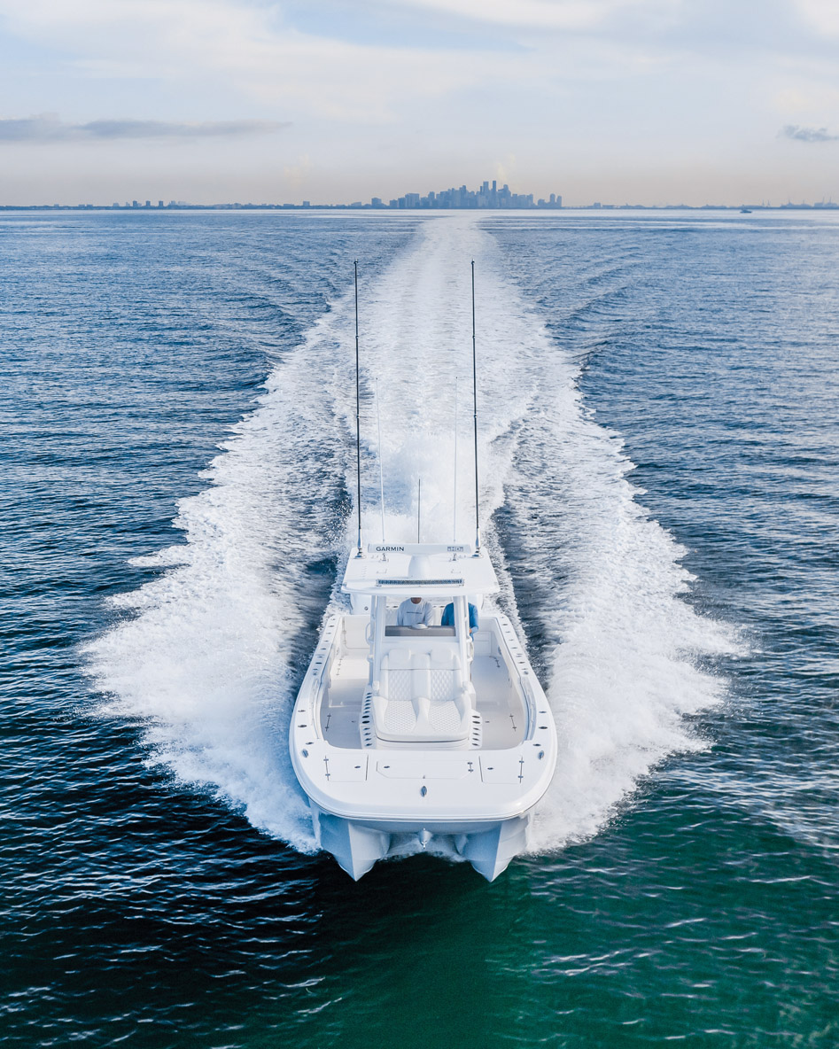 Les deux coques très hautes et relativement rapprochées donnent une allure particulière à ce powercat.