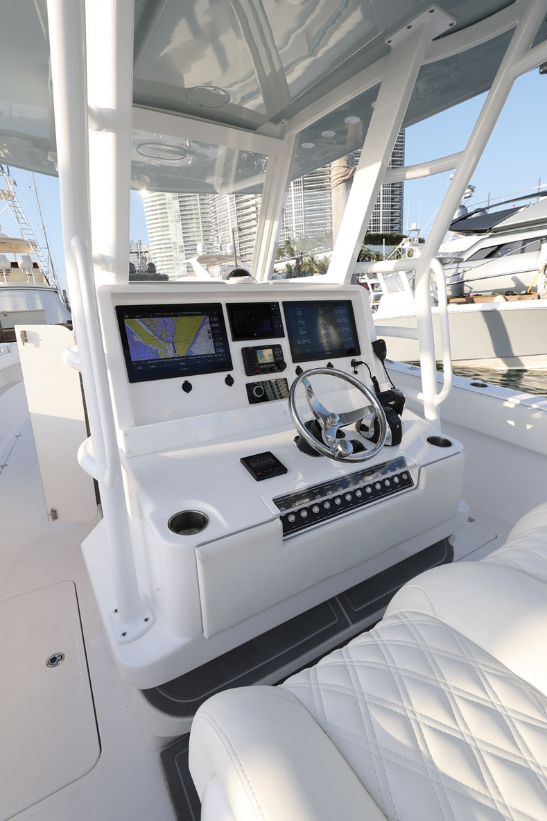 La console est directement héritée de l’univers des fishings&nbsp;; haute et protectrice, elle offre également beaucoup de place pour  l’électronique.