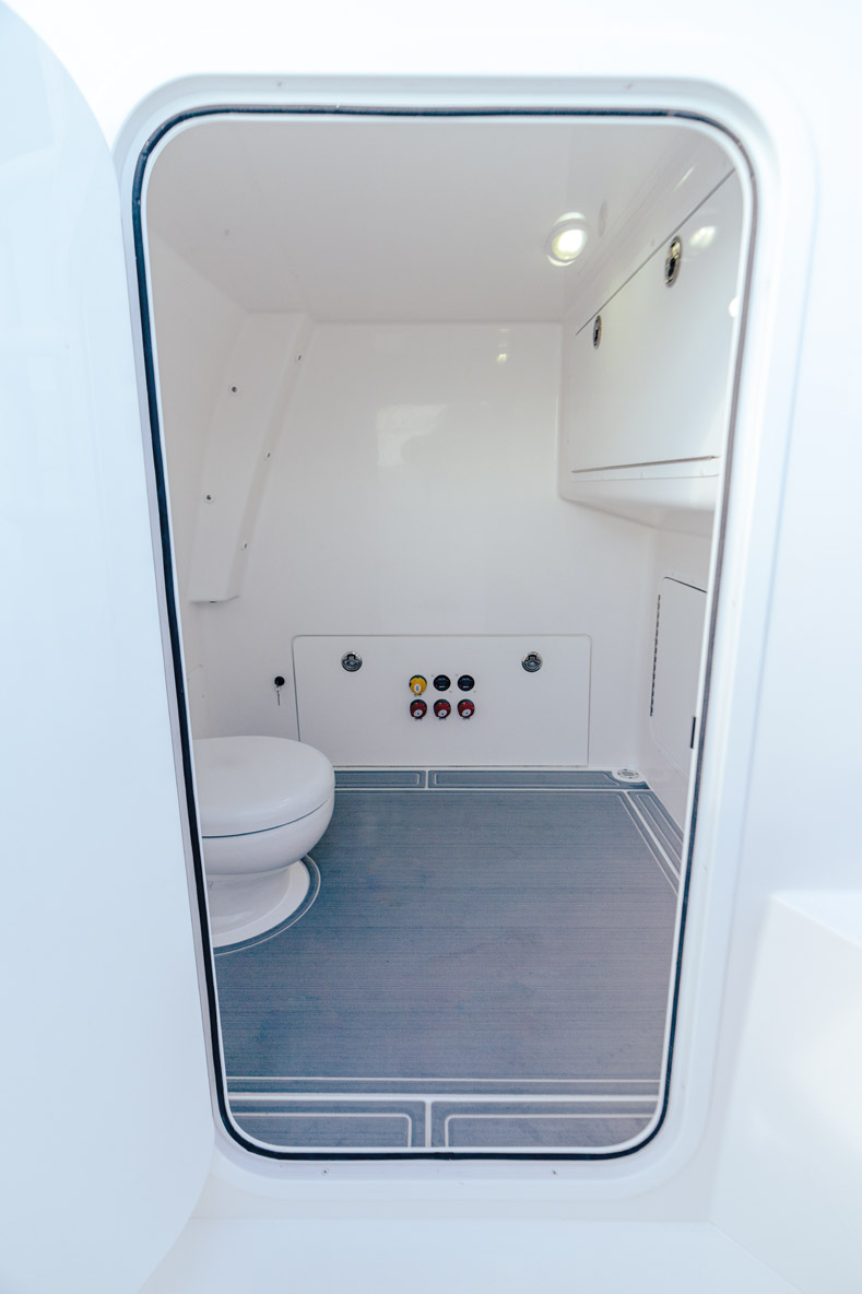 Le volume dissimule une petite cabine dans laquelle un WC marin peut prendre place.