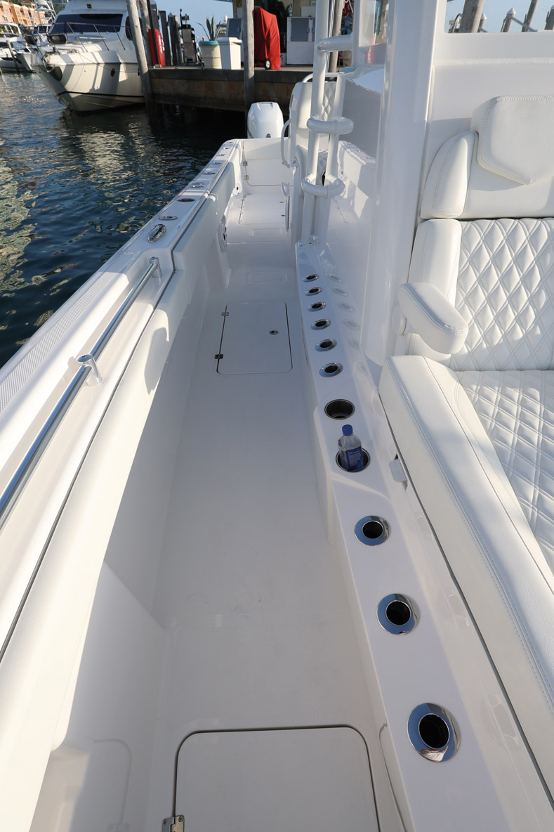 La circulation à bord est optimale grâce à une belle largeur et à un franc-bord conséquent.