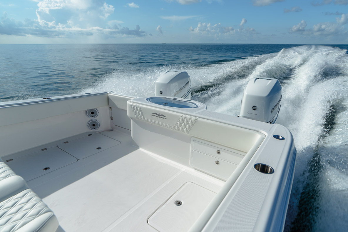 L’immense cockpit arrière se montre très adapté à la pêche, même à plusieurs.