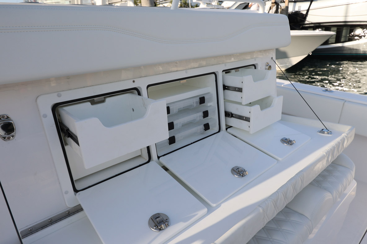 En basculant le dossier de la banquette arrière, on découvre quatre tiroirs et des racks pour les boîtes à leurres.