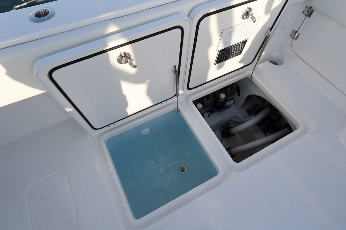 Un vivier est intégré dans le tableau arrière. Un autre vivier et un coffre technique viennent prendre place dans le plancher.